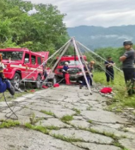 消防官兵利用救援支架進(jìn)行山岳救援演戲